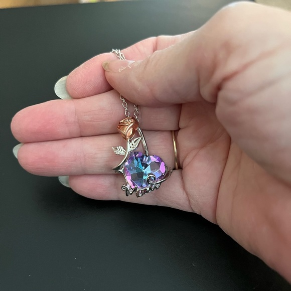 ☄️This stunning heart and rose pendant necklace is perfect for Mother’s Day! 18” - Picture 9 of 14